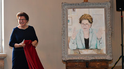 Barbara Stamm nach der Enthüllung ihres Porträts im Maximilianeum