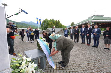 Im Gedenken an die Opfer des Völkermords von Srebrenica legte die Delegation auf dem Friedhof in Srebrenica einen Kranz nieder. 