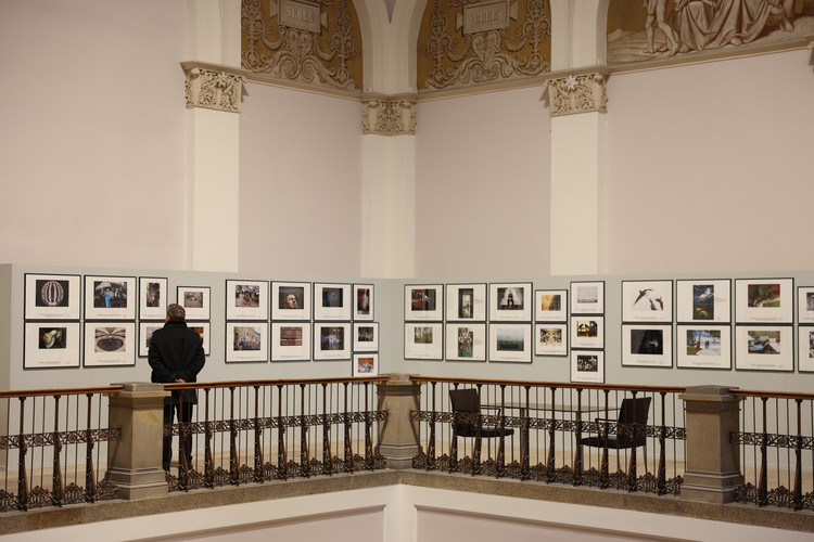 Die Ausstellung "Pressefoto Bayern 2023" ist im Kreuzgang des Maximilianeums zu sehen. 