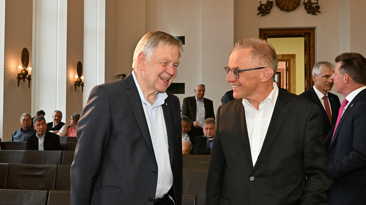 Auch der I. Landtagsvizepräsident und Direktor der Stiftung Bayerische Gedenkstätten, Karl Freller (CSU), war bei dem Empfang anwesend.