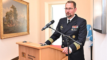 Kommandant der Fregatte BAYERN, Fregattenkapitän Dennis Fauerbach 