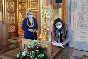 Landtagspräsidentin Ilse Aigner beim Eintrag ins Goldene Buch der Stadt Augsburg, links im Bild: Oberbürgermeisterin Eva Weber. 