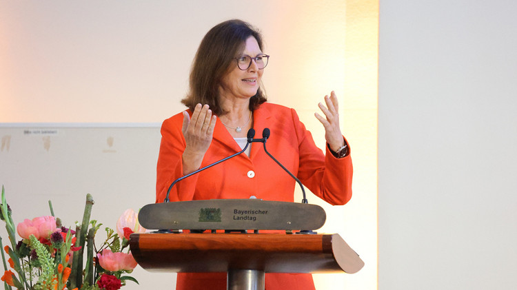 Landtagspräsidentin Ilse Aigner, die Initiatorin der Jungen Reihe, begrüßte die jungen Erwachsenen zum Autausch im Bayerischen Landtag