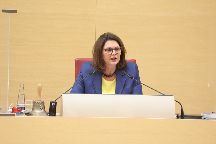 Landtagspräsidentin Ilse Aigner im blau-gelben Outfit