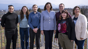 Landtagspräsidentin Ilse Aigner mit den Gründern und Mitarbeiterinnen und Mitarbeitern des Startups Neuraforge 