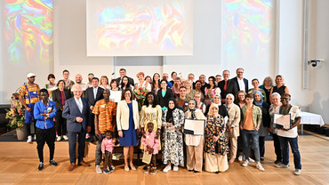 Die Gewinnerinnen und Gewinner des Bayerischen Integrationspreises 2023 mit Landtagspräsidentin Ilse Aigner, Innen- und Integrationsminister Joachim Herrmann, der Integrationsbeauftragten der Bayerischen Staatsregierung, Gudrun Brendel-Fischer sowie weiteren Mitgliedern des Landtagspräsidiums und der Jury 