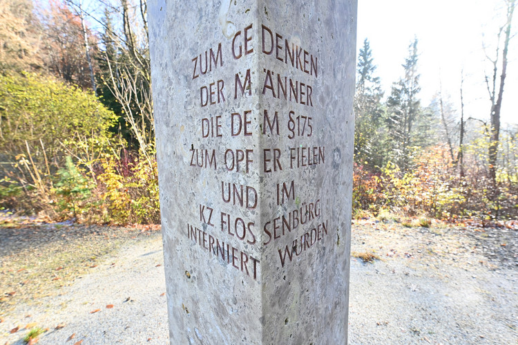 Stele zu Ehren der Männer, die in der NS-Zeit auf Grund des §175 verfolgt wurden.