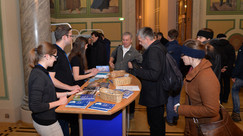 Studierende der Studienstiftung Maximilianeum und von der Wittelsbacher Jubiläumsstiftung im Gespräch mit zahlreichen Gästen, Sitz des Bayerischen Landtags | Foto: Rolf Poss