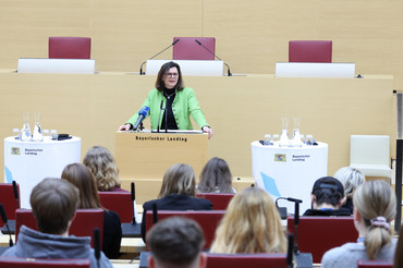 120 Schülerinnen und Schüler konnte Landtagspräsidentin Ilse Aigner im Maximilianeum zur Jungen Reihe begrüßen.