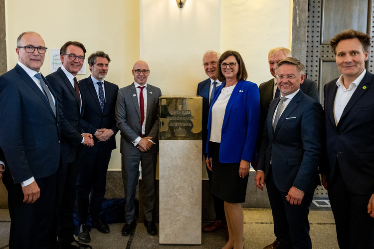 Landtagspräsidentin Ilse Aigner (CSU) bei der Enthüllung der Stele, die vor der Großen Aula der LMU München auf die demokratiegeschichtliche Bedeutung hinweisen wird. Bei der Enthüllung dabei waren auch 1. Landtagsvizepräsident Tobias Reiß (CSU), Vizepräsident Alexander Hold (FREIE WÄHLER), Vizepräsident Ludwig Hartmann (BÜNDNIS 90 / DIE GRÜNEN), Staatsminister Joachim Herrmann (CSU), Prof. Dr. Ferdinand Kramer, Generalkonsul Dr. James Miller und Ludwig Prinz von Bayern. 