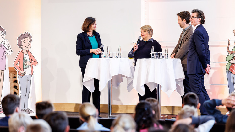 Landtagspräsidentin Ilse Aigner, Autorin Anja Janotta und Illustrator Stefan Leuchtenberg präsentierten den fünften Band der Isar-Detektive vor mehreren Schulklassen im Maximilianeum. | Foto: Matthias Balk