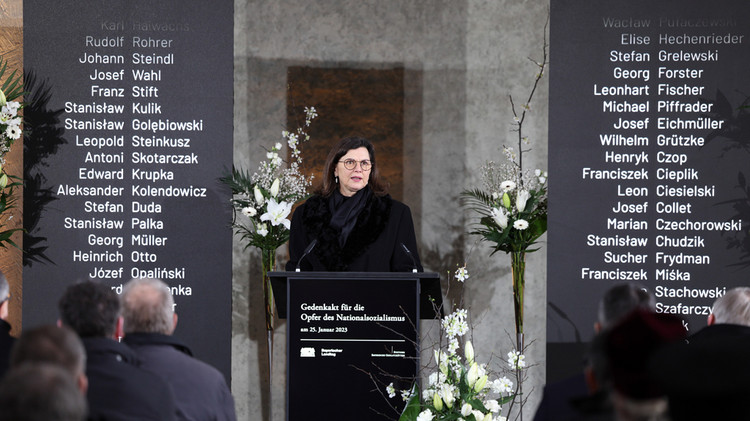 Landtagspräsidentin Ilse Aigner sagte in ihrer Rede: "Die Erinnerung an die Vergangenheit macht uns nicht schwächer – sie macht uns stärker. Wer verstanden hat, wozu Menschen imstande sind, vergisst das nie wieder. Wir können nicht jedes Unrecht verhindern. Aber wir können uns wappnen – gegen die Ungeheuerlichkeiten, die möglich bleiben." 