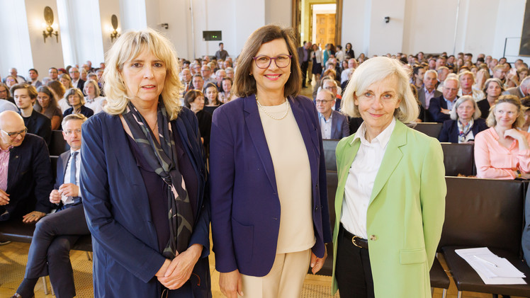Akademiegespräch im Bayerischen Landtag mit (v. l. n. r.) Vera King, Landtagspräsidentin Ilse Aigner und Ursula Münch | Foto: Stefan Obermeier