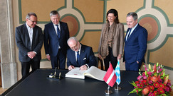 Eintrag ins Ehrenbuch des Bayerischen Landtags: (v.l.) Vizepräsident Thomas Gehring, I. Vizepräsident Karl Freller, Staatspräsident Dr. Egils Levits, Landtagspräsidentin Ilse Aigner sowie Vizepräsident Dr. Wolfgang Heubisch