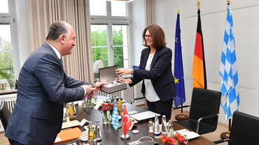 Der türkische Botschafter überreichte der Landtagspräsidentin als Geschenk ein Service für türkischen Kaffee.