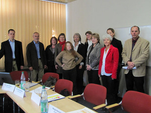 Bild: Die Mitglieder der Kinderkommission des Bayerischen Landtags beim Informationsgespräch an der Uni Augsburg. | Foto: Rolf Poss
