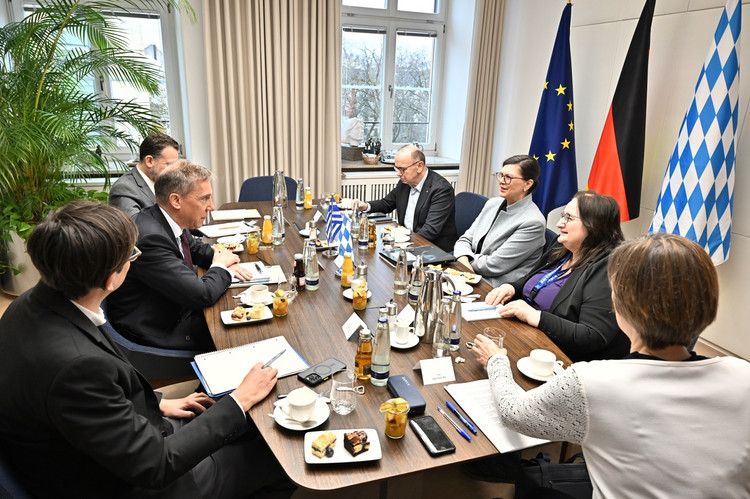 Rund eine Stunde tauschten sich die Präsidentin und der Botschafter aus. 