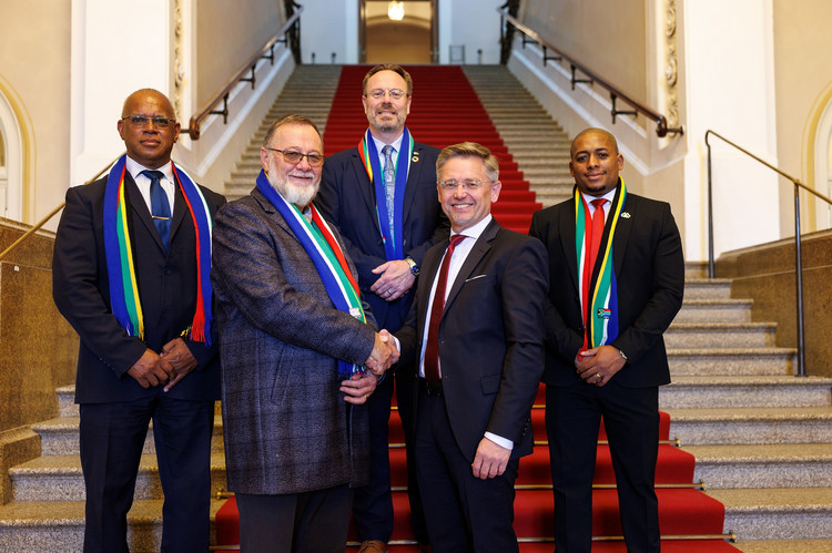 | Foto: Matthias Balk I. Landtagsvizepräsident Tobias Reiß (CSU) und der Minister für Kommunalverwaltung, Umwelt und Entwicklungsplanung, Anton Bredell, mit den weiteren Mitgliedern der Delegation der Partnerregion, den beiden Abteilungsleitern (Generaldirektorenebene) Graham Paulse und Gerhard Gerber sowie Claude Van Wyck (Protokoll)