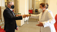 I. Landtagsvizepräsident Karl Freller bei der Begrüßung der neuen österreichischen Generalkonsulin in München, Dr. Eva Maria Ziegler