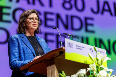 Landtagspräsidentin Ilse Aigner sagte in ihrer Rede: „Wenn die Kraft, sich zu erinnern, schwindet, schwindet die Kraft, unsere Demokratie zu verteidigen!“ 