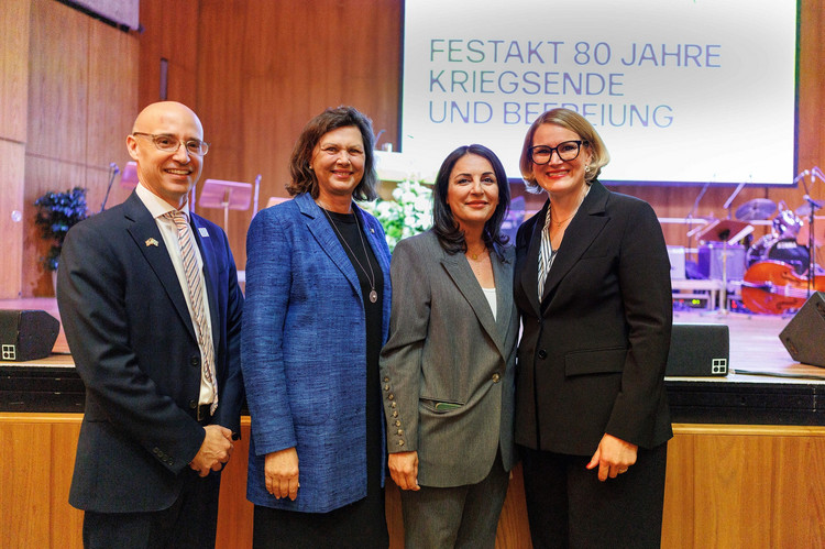 Generalkonsul der USA, Dr. James Miller, Landtagspräsidentin Ilse Aigner, Festrednerin Düzen Tekkal und Oberbürgermeisterin der Stadt Augsburg, Eva Weber 