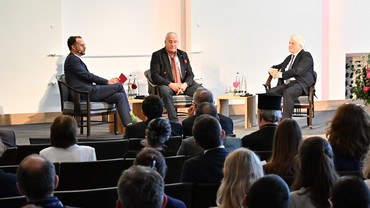 Moderator Rainer Maria Jilg, Beauftragter der Bayerischen Staatsregierung für jüdisches Leben und gegen Antisemitismus, für Erinnerungsarbeit und geschichtliches Erbe Dr. Ludwig Spaenle und Dr. Mehmet Gürcan Daimagüler, Beauftragter der Bundesregierung gegen Antiziganismus und für das Leben der Sinti und Roma in Deutschland 