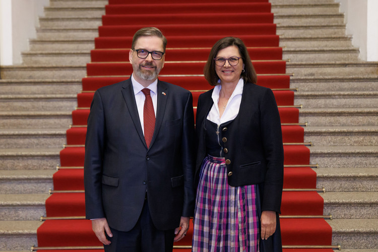 Generalkonsul Adalbert Bicserdy und Landtagspräsidentin Ilse Aigner