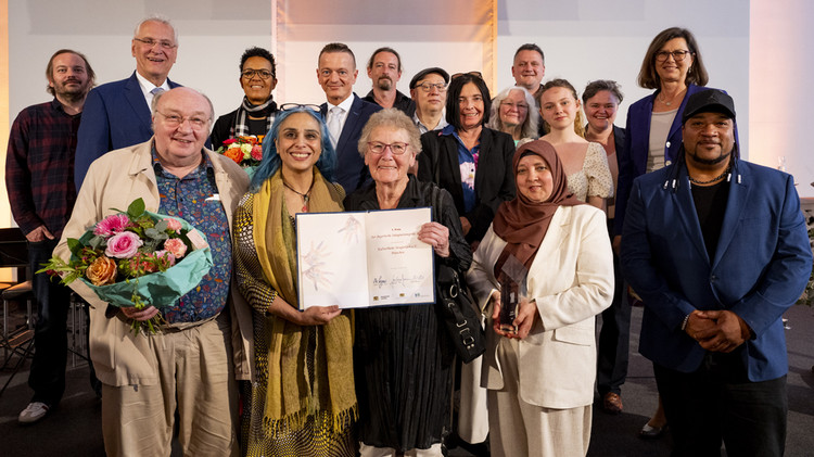 Landtagspräsidentin Ilse Aigner, Innen- und Integrationsminister Joachim Herrmann und der Integrationsbeauftragte der Bayerischen Staatsregierung, Karl Straub mit den Gewinnerinnen und Gewinnern des 1. Preises: KulturBunt Neuperlach e.V. 