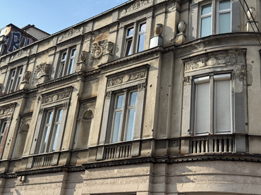 Auf einem Stadtrundgang sahen die Präsidiumsmitglieder auch Löcher in verschiedenen Häuserfassaden, die noch von der Belagerung Sarajevos zeugen.