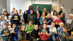 Landtagspräsidentin Ilse Aigner besucht mit Autorin Anja Janotta zum Vorlesetag die Oberland-Realschule in Holzkirchen (Foto) und die Mittelschule in Feldkirchen-Westerham. | Foto: Gabriele Dorby