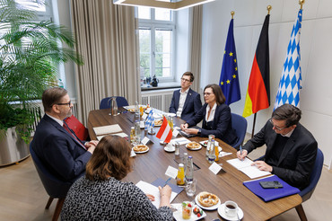 Rund eine Stunde dauerte der bayerisch-österreichische Austausch, an dem auch der neuen Landtagsdirektor Andreas Kamml teilnahm.