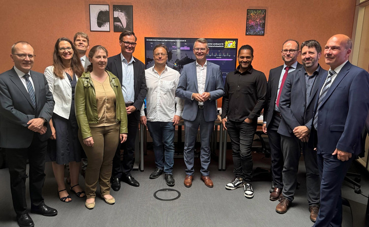 | Foto: BayLDA Mitglieder der Datenschutzkommission des Bayerischen Landtags zu Besuch im BayLDA in Ansbach, mit dabei Vorsitzender des Gremiums, Peter Tomaschko (CSU), Dr. Alexander Dietrich (CSU), Gerd Mannes (AfD), Benjamin Adjei (BÜNDNIS 90/DIE GRÜNEN) sowie Prof. Dr. Thomas Petri, Bayerischer Landesbeauftragte für den Datenschutz