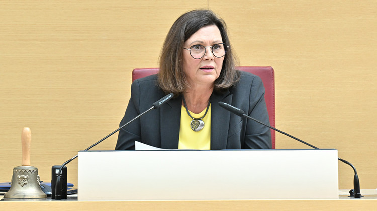 Landtagspräsidentin Ilse Aigner bei ihren Schlussworten zum Ende der 18. Wahlperiode 