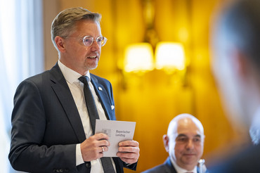 I. Landtagsvizepräsident Tobias Reiß (CSU) bei der offiziellen Begrüßung der Koordinatoren.