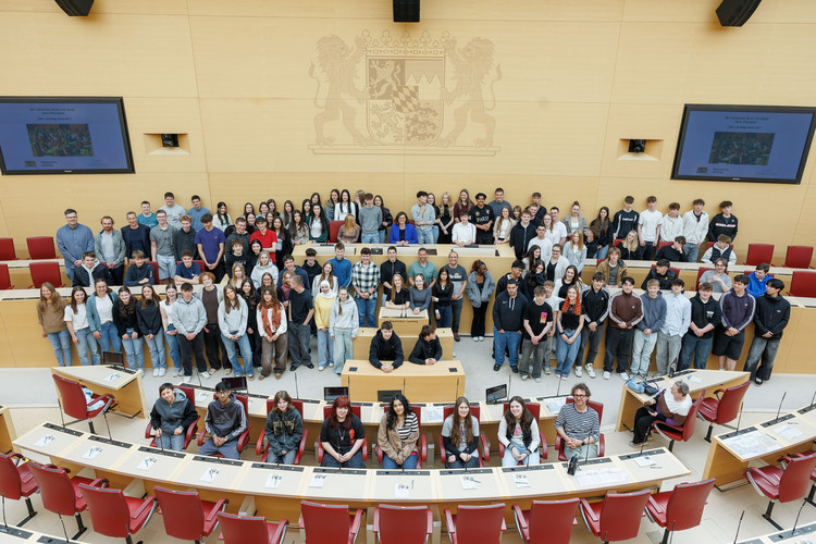 Rund 150 Schülerinnen und Schüler aus verschiedenen Regionen des Freistaats kamen zum Großplanspiel in den Landtag.