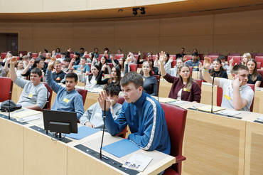 ... als auch die Auseinandersetzung in einer Plenardebatte.