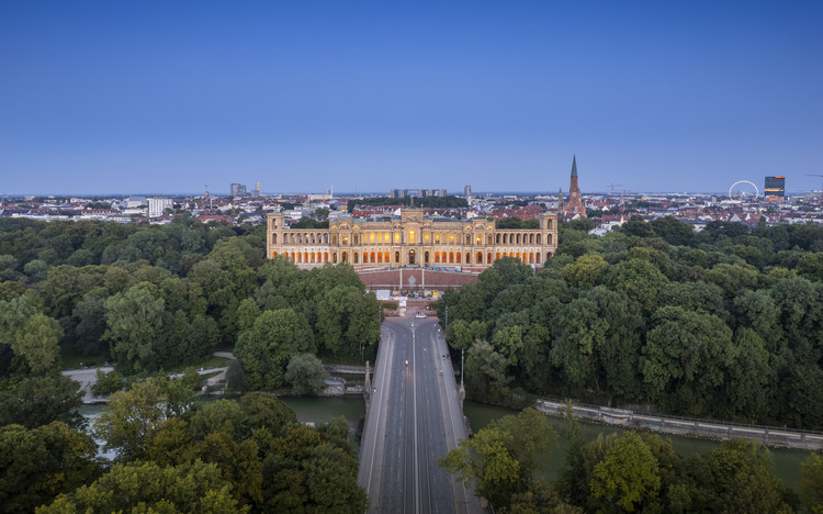 Das Maximilianeum aufgenommen beim Flug einer Drohne.