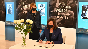 Landtagspräsidentin Ilse Aigner beim Eintrag ins Gästebuch der Stiftung Weiße Rose 