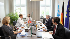 Generalkonsulin Dr. Eva Maria Ziegler und Landtagsvizepräsident Karl Freller bei ihrem 45-minütigen Arbeitsgespräch im Maximilianeum