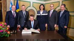 Der Rumänische Präsident beim Eintrag ins Ehrenbuch des Bayerischen Landtags