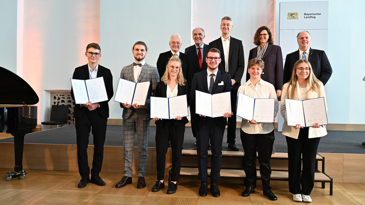 Die diesjährigen Siegerinnen und Sieger der traditionsreichen Preisverleihung des Bayerischen Clubs für hervorragende Seminararbeiten