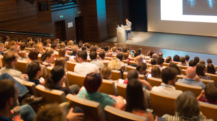 Studierende in einem Hörsaal/ Quelle: shutterstock.com/Matej Kastelic