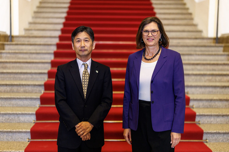 Landtagspräsidentin Ilse Aigner (CSU) mit dem Generalkonsul von Japan in München, Kenichi Bessho