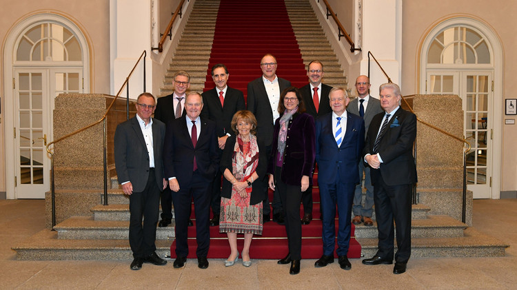 Jubilarin Dr. h.c. mult. Charlotte Knobloch mit Landtagspräsidentin Ilse Aigner (CSU) sowie die Vizepräsidenten des Bayerischen Landtags Karl Freller (CSU), Thomas Gehring (BÜNDNIS 90/DIE GRÜNEN), Alexander Hold (FREIE WÄHLER), Markus Rinderspacher (SPD) und Dr. Wolfgang Heubisch (FDP), die Mitglieder des Vorstands der Israelitischen Kultusgemeinde München und Oberbayern, Vizepräsident Peter Guttmann, Vizepräsident Yehoshua Chmiel und Aaron Buck sowie der ehem. Chefredakteur des Bayerischen Fernsehens, Prof. Sigmund Gottlieb