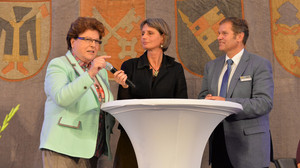 Landtagspräsidentin Barbara Stamm, Moderatorin Jutta Prediger und Bayerns Pflegebeauftragter Hermann Imhof diskutieren die Herausforderungen für Menschen, die Beruf und häusliche Pflege vereinbaren müssen.