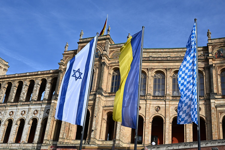 Als äußeres Zeichen der Solidarität Bayerns mit den Bürgerinnen und Bürgern Israels weht nun die israelische Fahne vor dem Bayerischen Landtag.