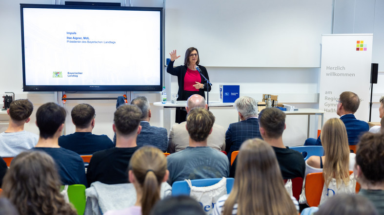 Landtagspräsidentin Ilse Aigner diskutiert mit Schülerinnen und Schülern in Haßfurt