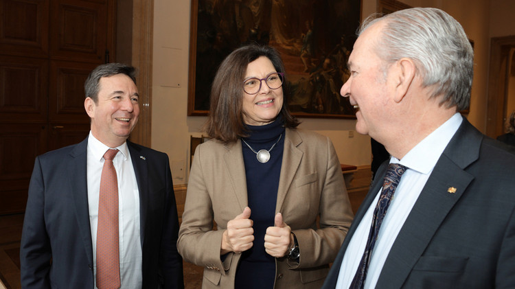 Von rechts: Per Thöresson, Botschafter des Königreichs Schweden, Landtagspräsidentin Ilse Aigner und Honorarkonsul Dr. Mathias Fontin 