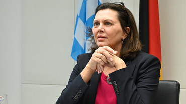 Landtagspräsidentin Ilse Aigner während der Videokonferenz mit dem Botschafter von Ungarn, Dr. Peter Györkös