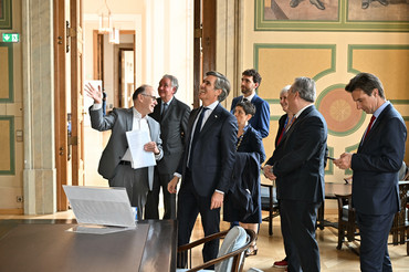 Landtagsdirektor Peter Worm nahm die Delegation nach dem Gespräch noch mit auf eine spontane Hausführung.